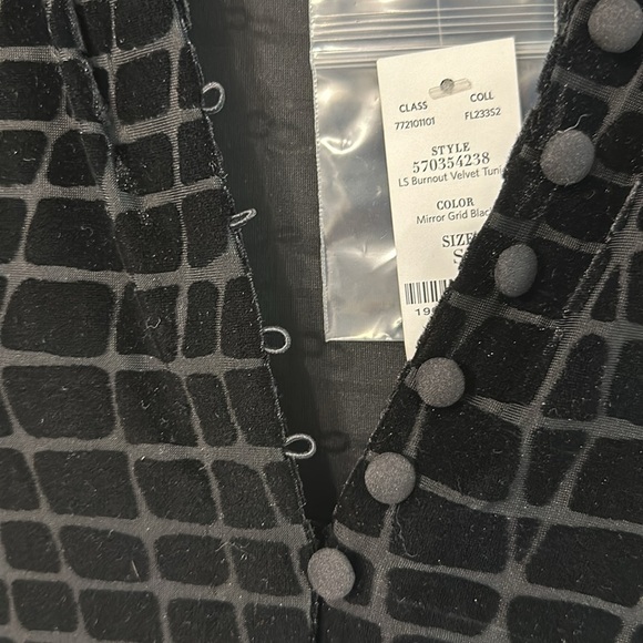 NWT White Housr Black Market Blouse. - Picture 4 of 4